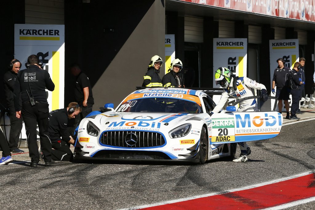 Nicolai Sylvest er klar til at springe i bilen under et pitstop